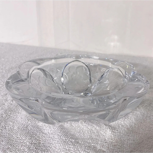Vintage Round Clear Cut Glass With Frosted Textured Flowers Ashtray Trinket Dish - Picture 2 of 16